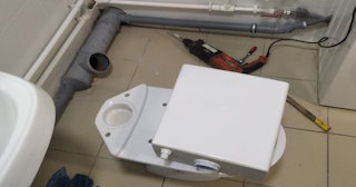 Установка напольного унитаза в Усть-куте: монтаж под ключ от СантехДомУтк от 5123 рублей.